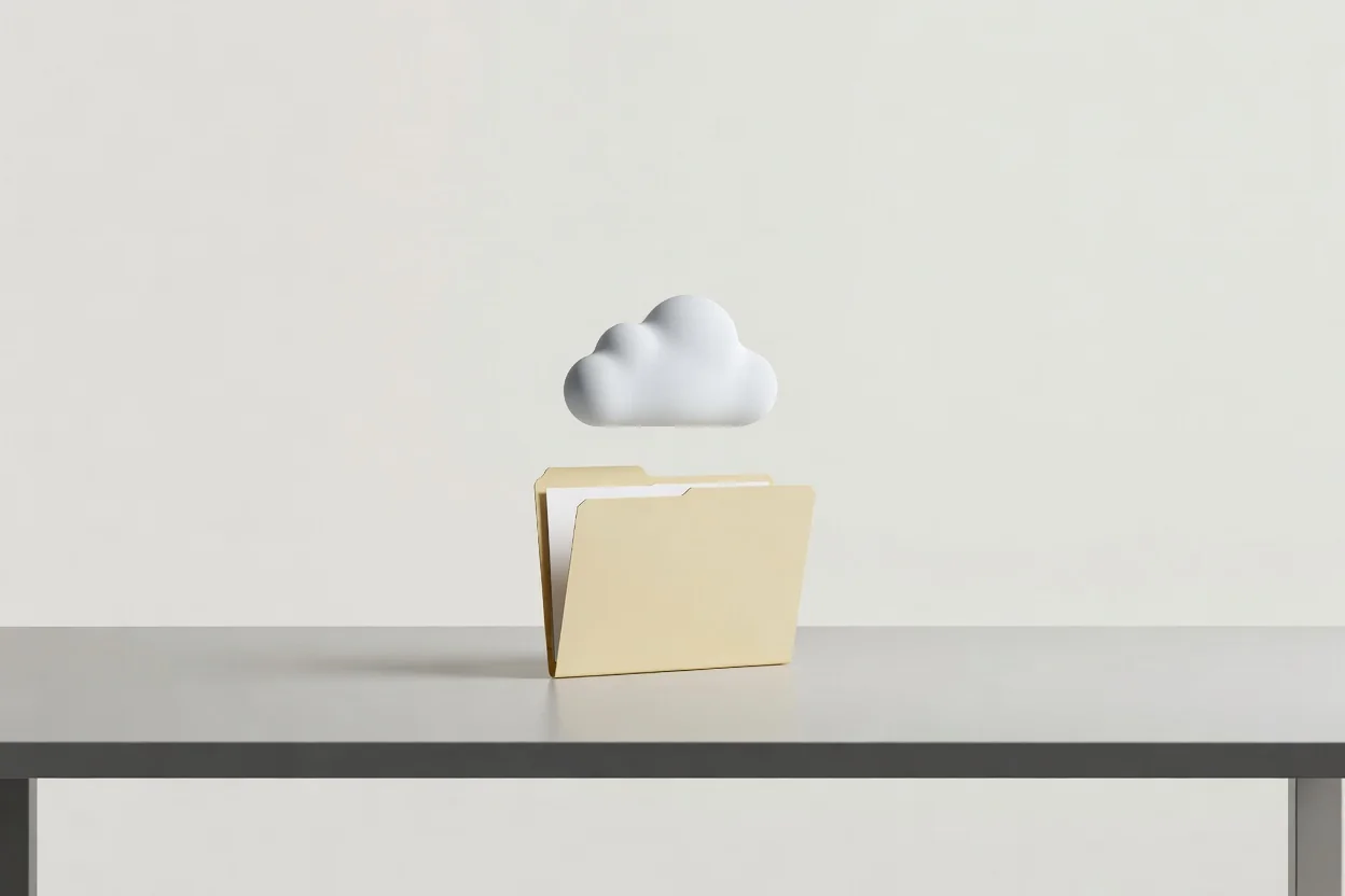 Carpeta de archivos y nube simbólica sobre escritorio minimalista