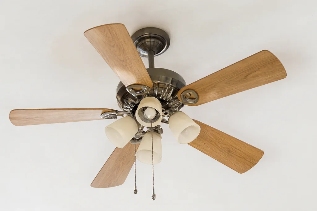 Detalle de las aspas de un ventilador de techo